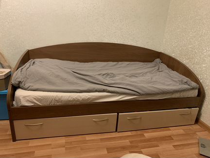 Кровать