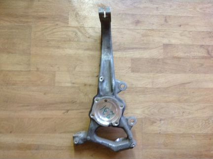 Кулак поворотный Mercedes W231 левый