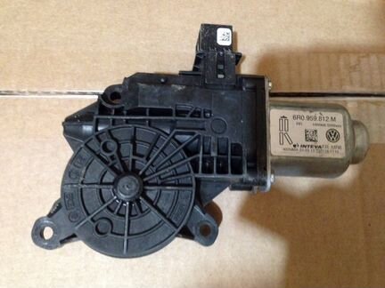 Моторчик стеклоподъемника задний правый jetta
