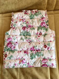 Демисезонная жилетка для девочки