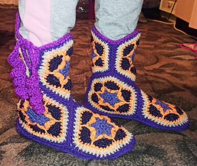 Домашние вязаные сапожки