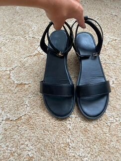 Черные сандалии