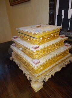 Резная из дерева многоярусная шкатулка