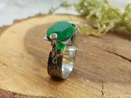 Серебряное кольцо с зеленым агатом