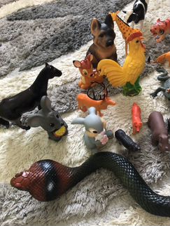 Фигурки животных и змея