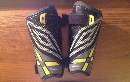 Щитки футбольные Umbro Revolution Series
