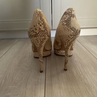 Туфли на каблуке бежевые/молочные под питона bcbg