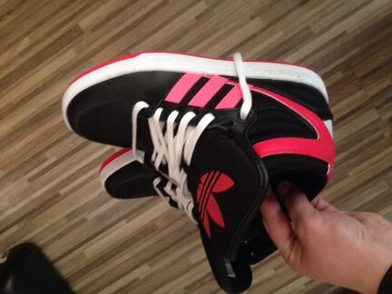 Новые кроссовки adidas р-р 37,5