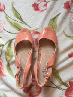 Босоножки лакированные новые 39 размер
