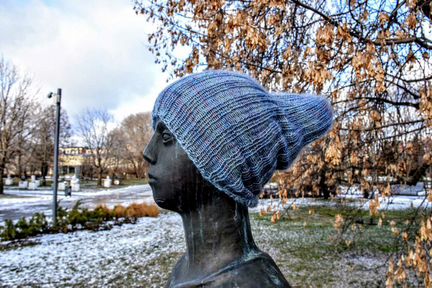 Мохеровая шапка ручной вязки