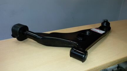 Mitsubishi Carisma передний рычаг